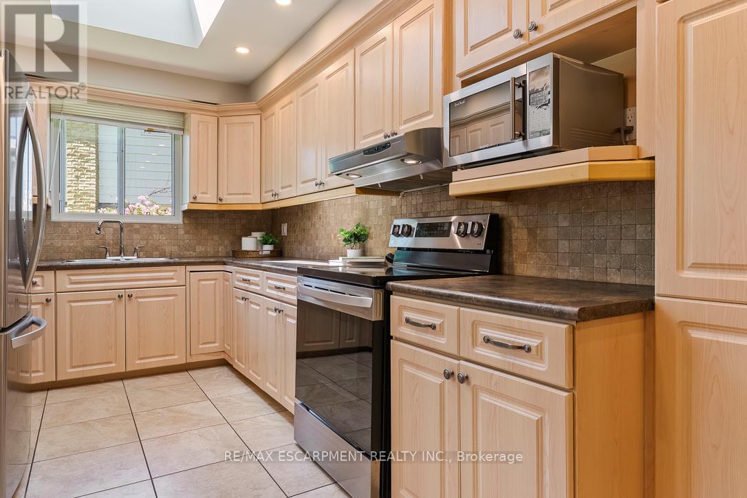 1393 Winglos Court, Mississauga, Ontario  L5C 1R2 - Photo 9 - W13224174