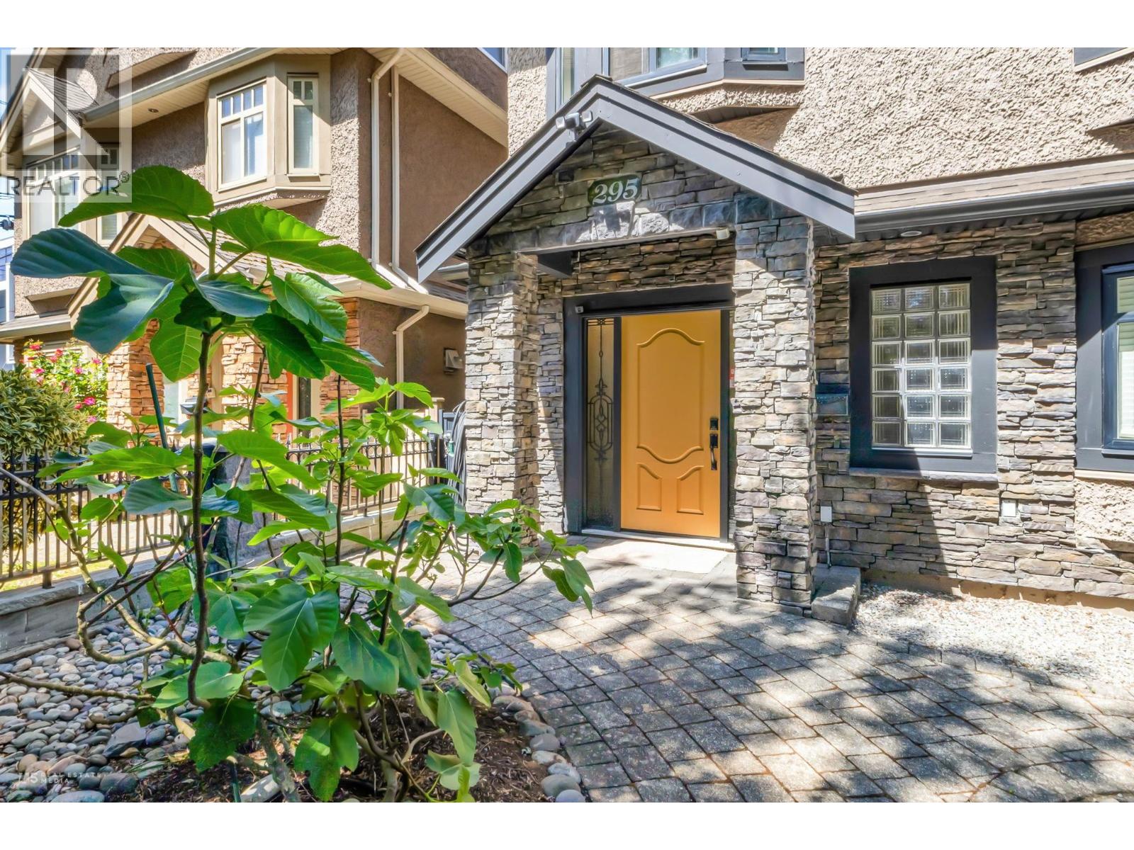 295 W 63rd Avenue, Vancouver, British Columbia  V5X 2H9 - Photo 2 - R3130279