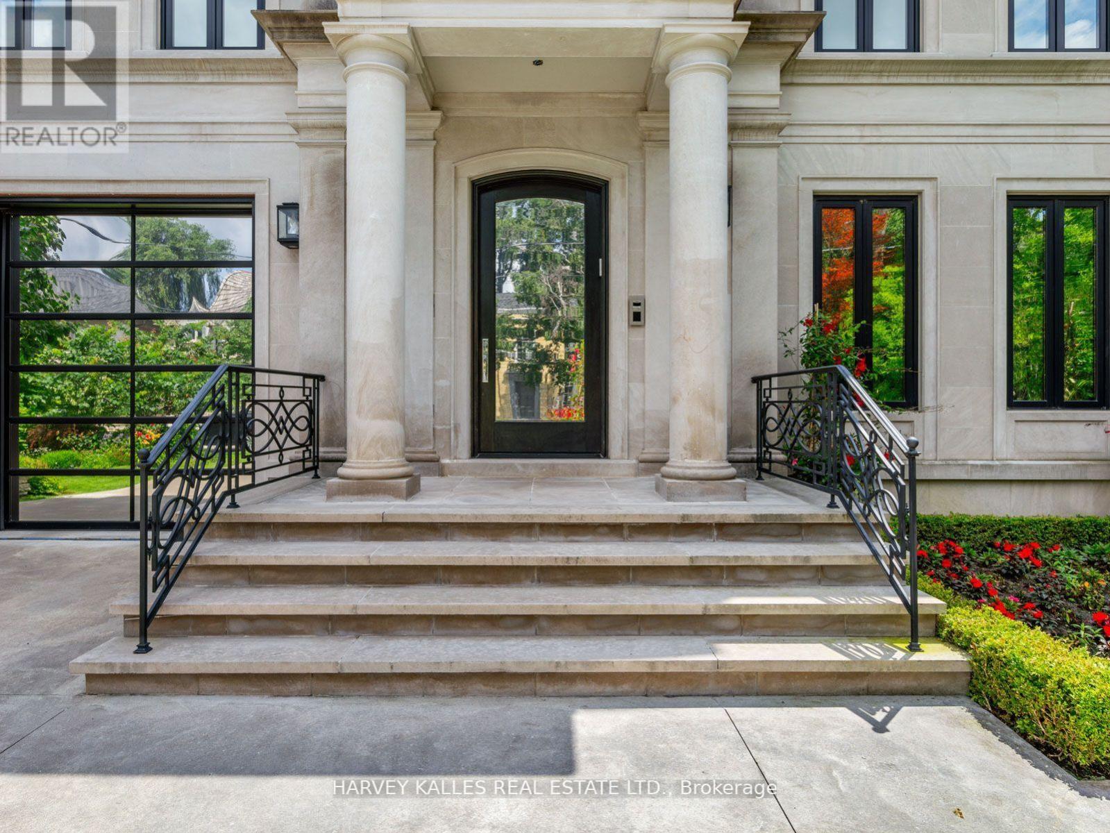 327 Cortleigh Boulevard, Toronto, Ontario  M5N 1B2 - Photo 4 - C13224476