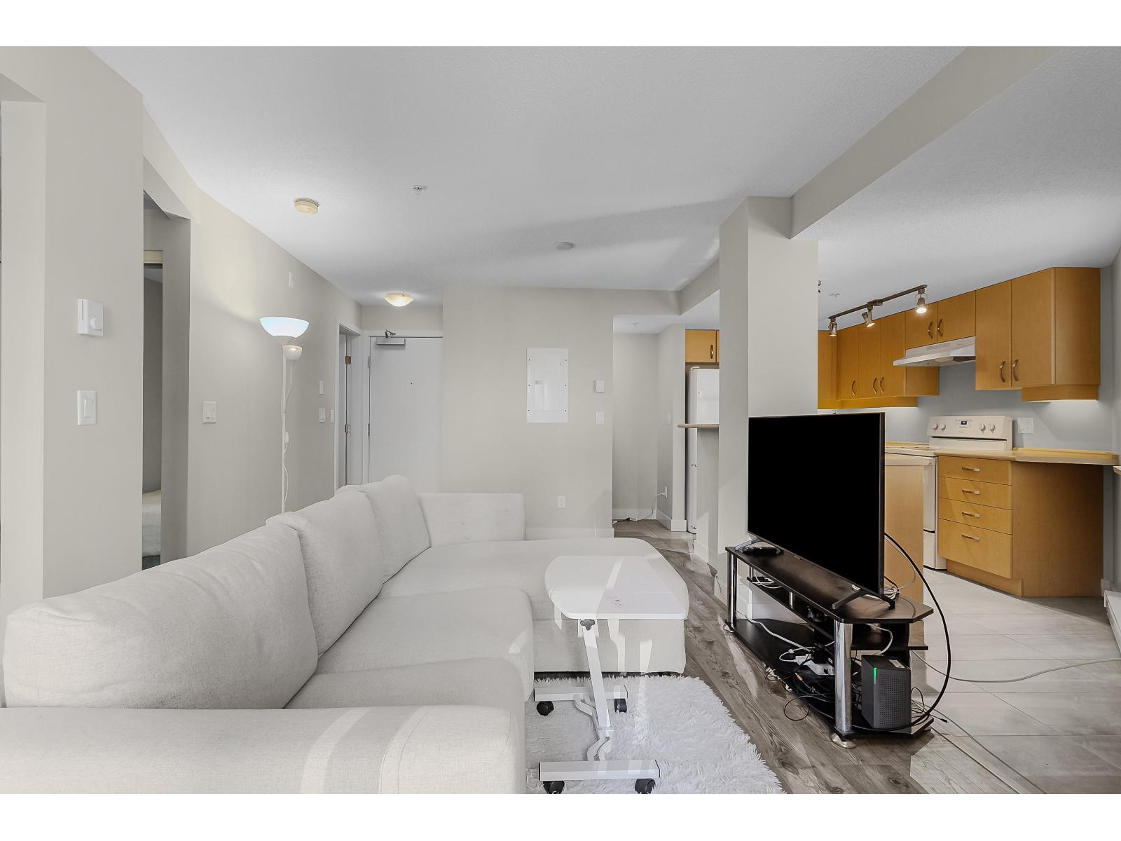 331 10838 City Parkway, Surrey, British Columbia  V3T 5X9 - Photo 3 - R3129598