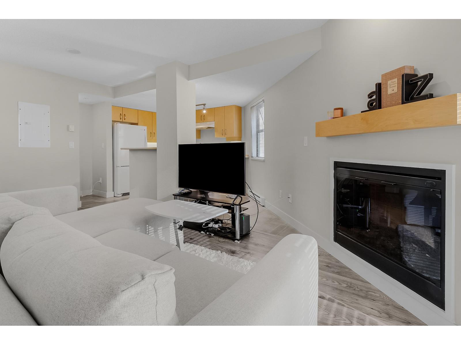 331 10838 City Parkway, Surrey, British Columbia  V3T 5X9 - Photo 4 - R3129598