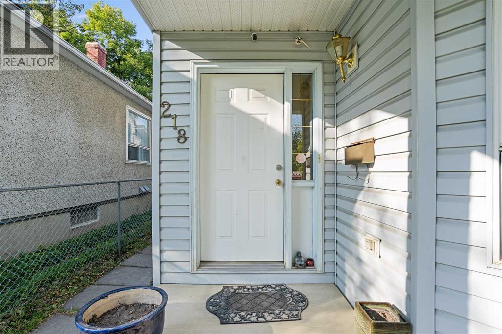 218 15 Avenue NW, Calgary, Alberta  T2M 0G8 - Photo 3 - A2283012