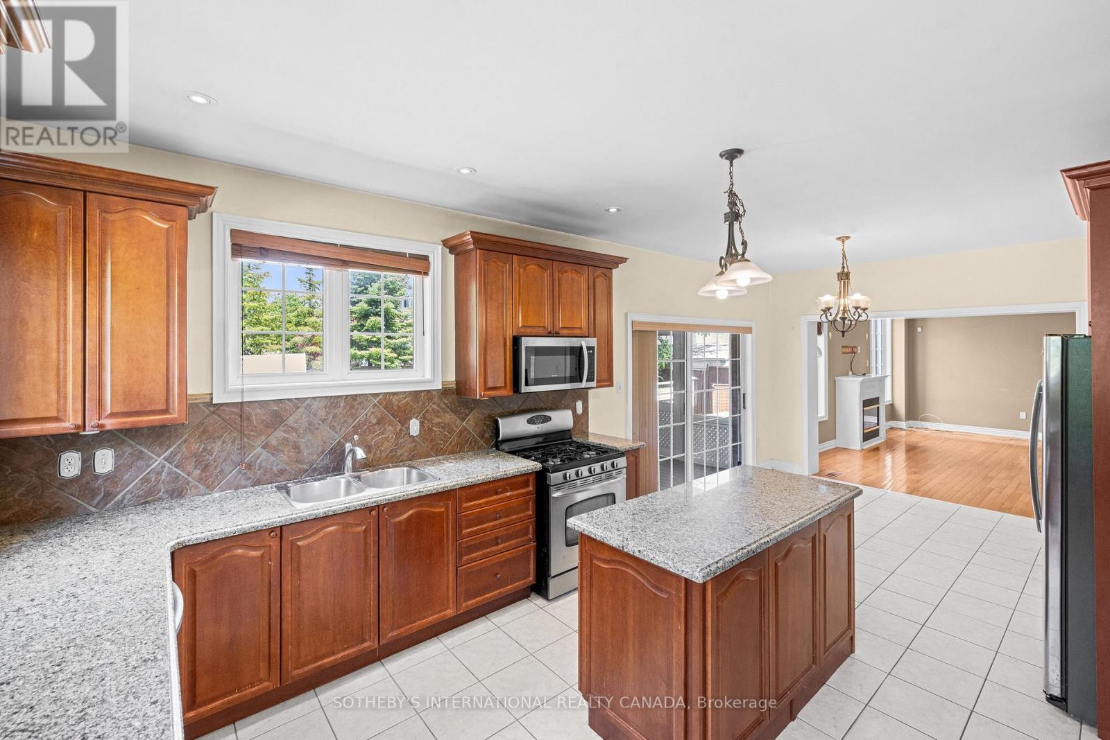 45 Montebello Crescent, Ajax, Ontario  L1T 4N2 - Photo 10 - E13224486