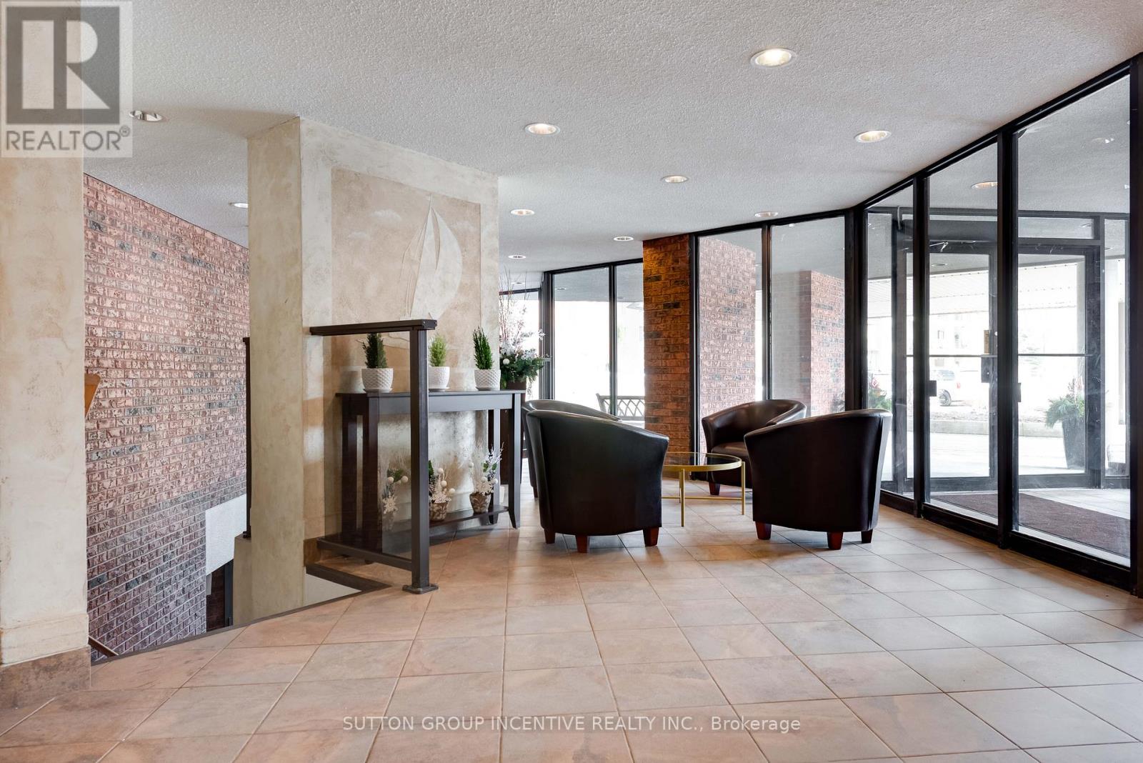 117 - 181 Collier Street, Barrie (North Shore), Ontario  L4M 5L6 - Photo 2 - S13224386