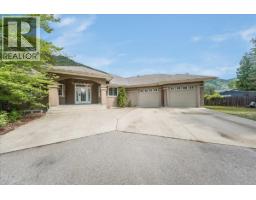 816 COLUMBIA Road, Castlegar, British Columbia