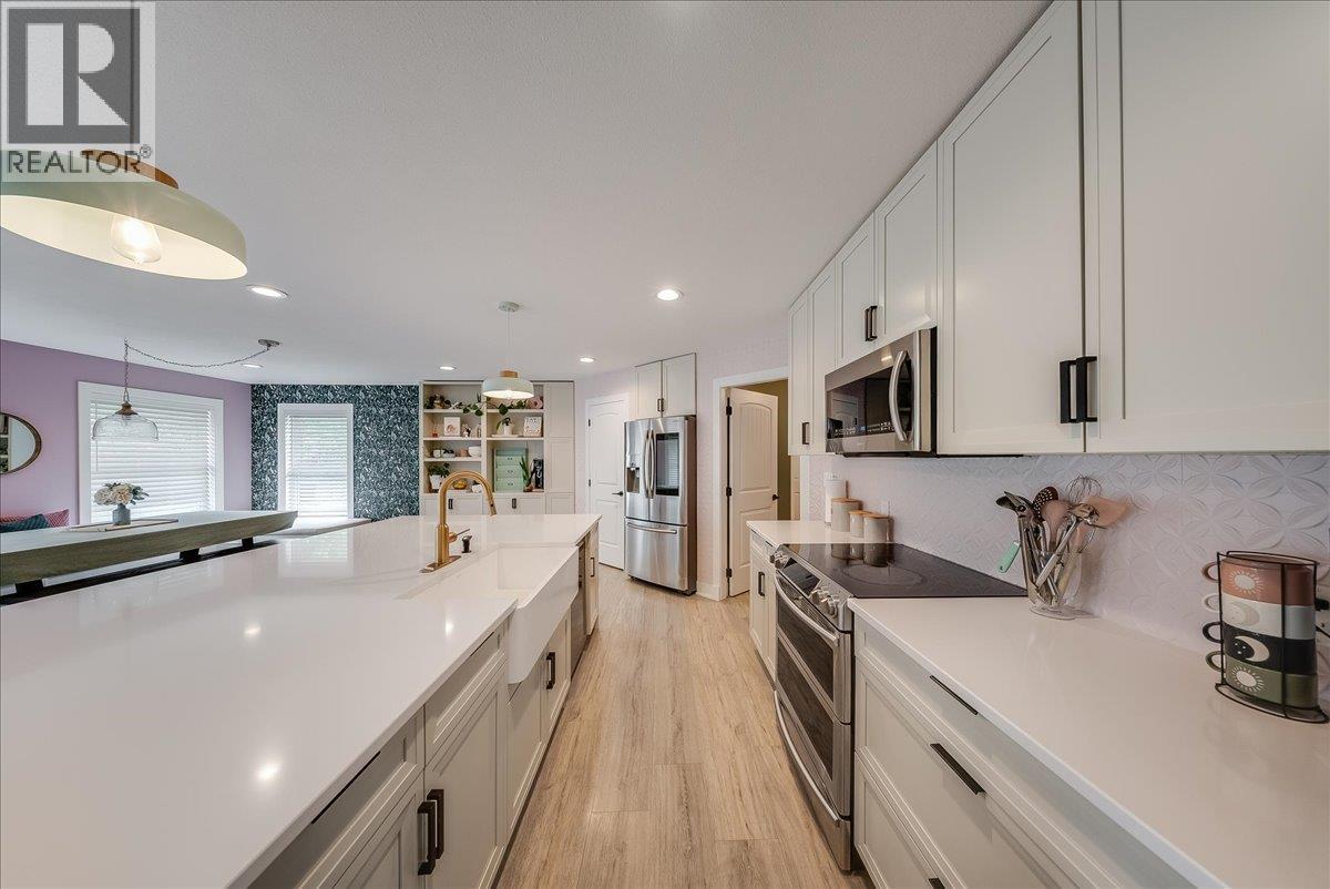 816 Columbia Road, Castlegar, British Columbia V1N 4K6 - Photo 7 - 10388402