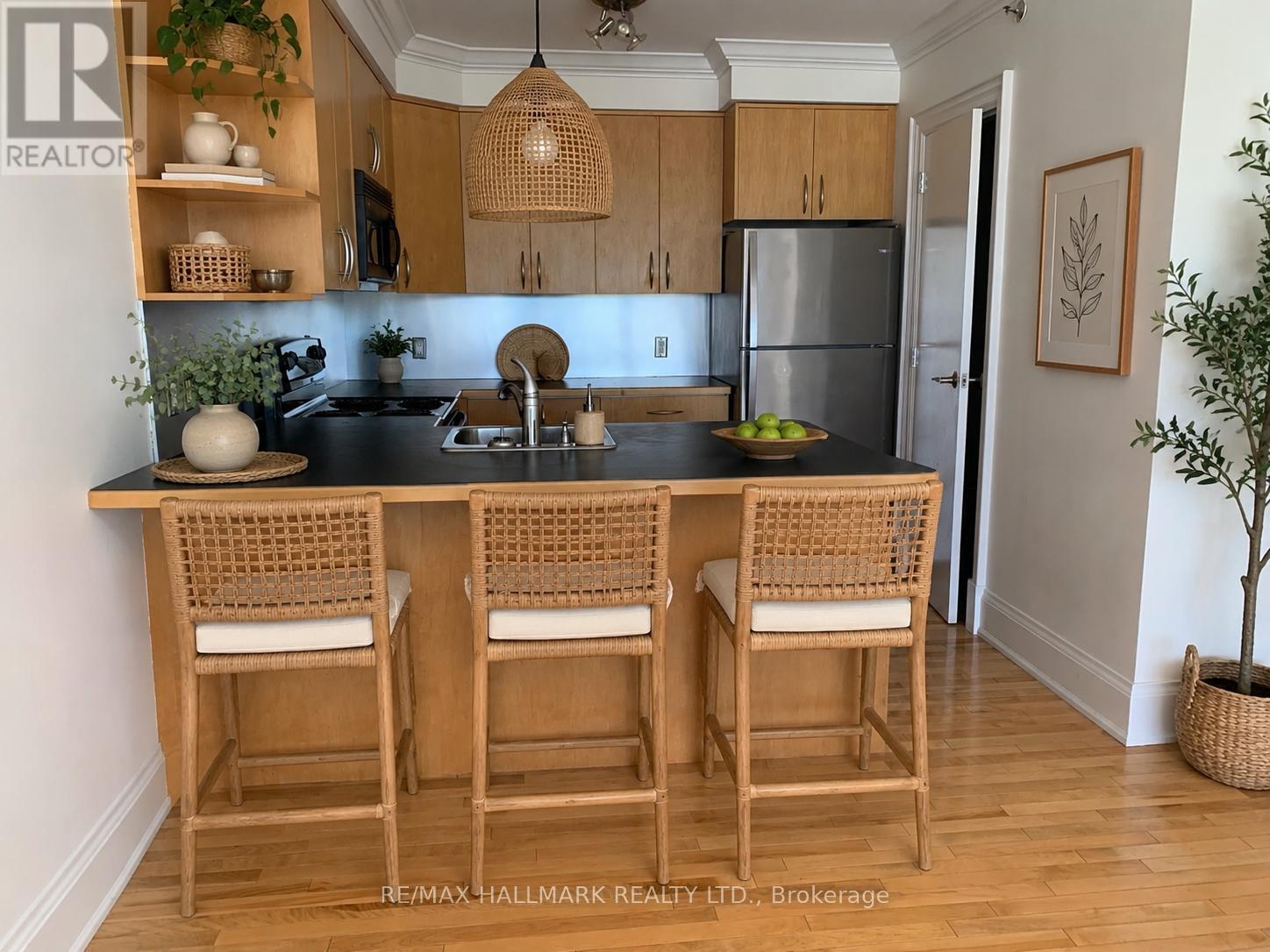 301 - 2151 Danforth Avenue, Toronto, Ontario  M4C 1K2 - Photo 2 - E13224550