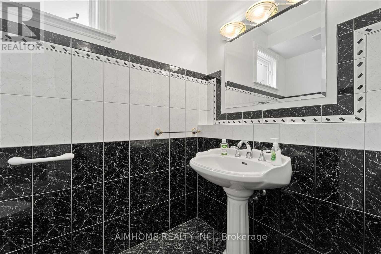 1081 Glencairn Avenue, Toronto, Ontario  M6B 2B1 - Photo 18 - W13224680