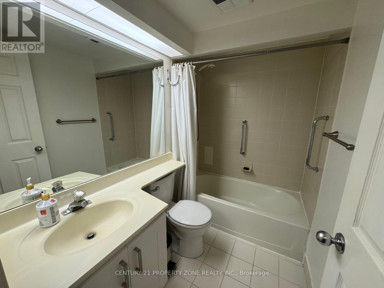 2105 - 77 Harbour Square, Toronto, Ontario  M5J 2S2 - Photo 15 - C13219704