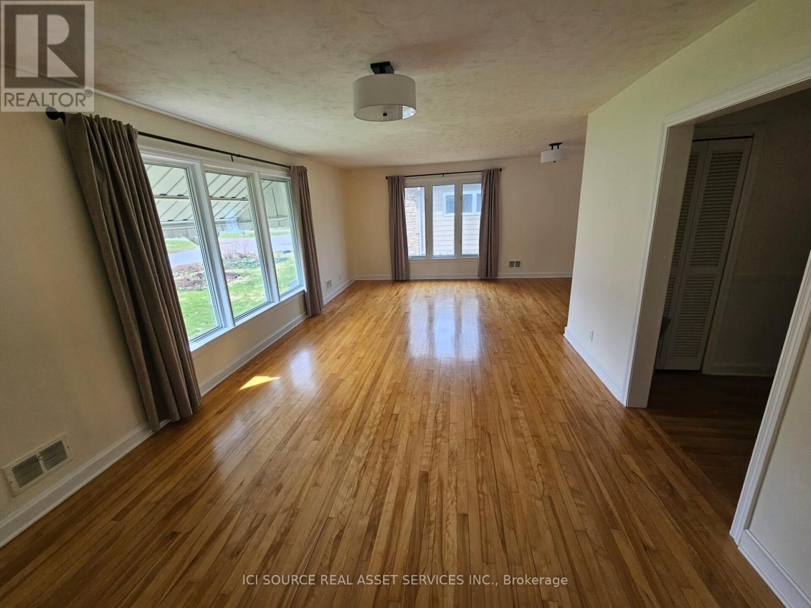 2243 Hillary Avenue, Ottawa, Ontario  K1H 7H7 - Photo 3 - X13131918