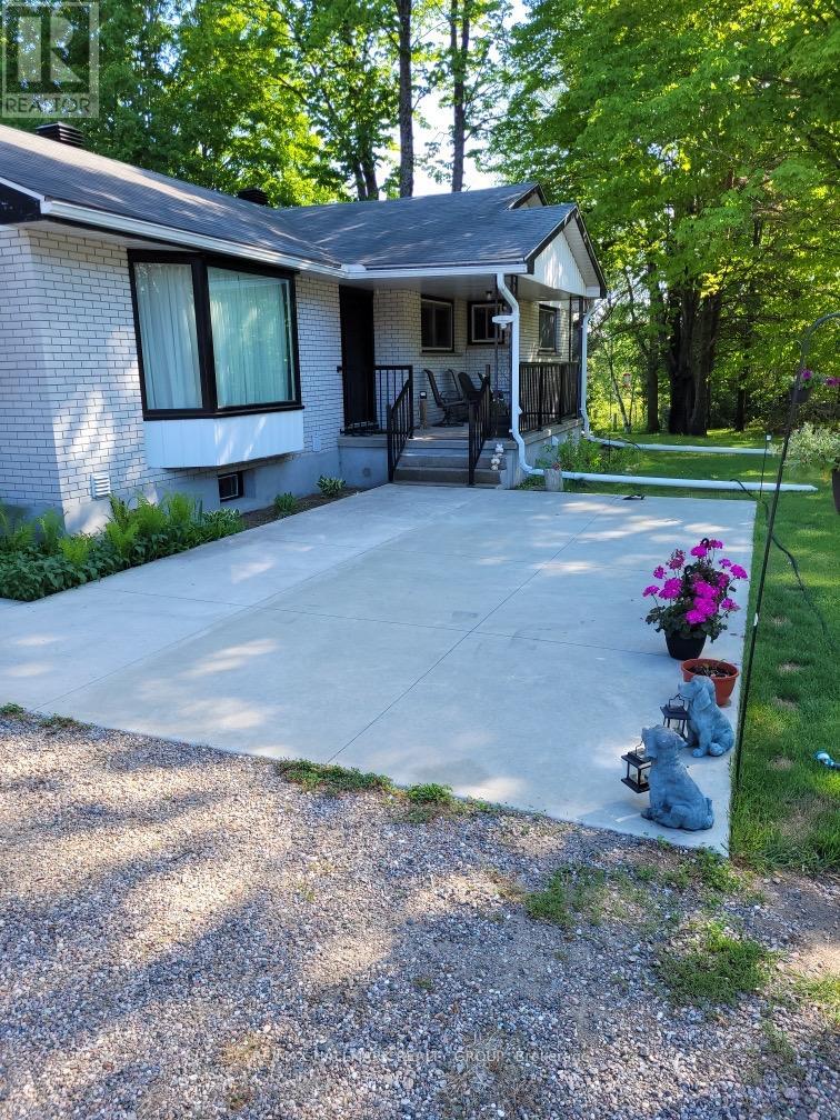 9950 Round Lake Road, Laurentian Valley, Ontario  K8A 0K5 - Photo 2 - X13033702