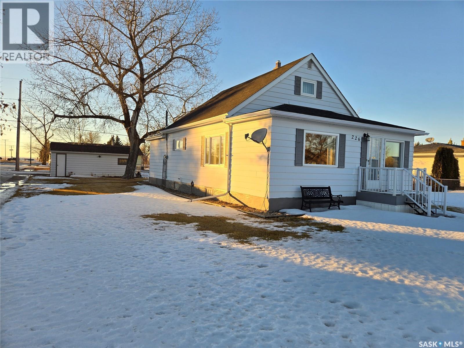 226 1st Street W, Kyle, Saskatchewan  S0L 1T0 - Photo 2 - SK028152