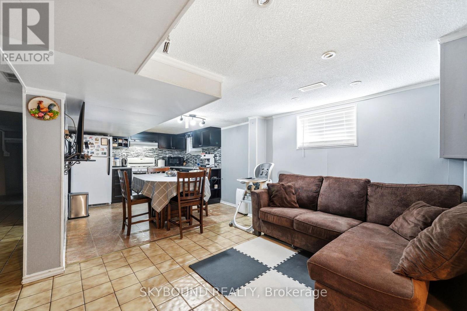 90 Ypres Road, Toronto, Ontario  M6M 1P3 - Photo 11 - W13224848