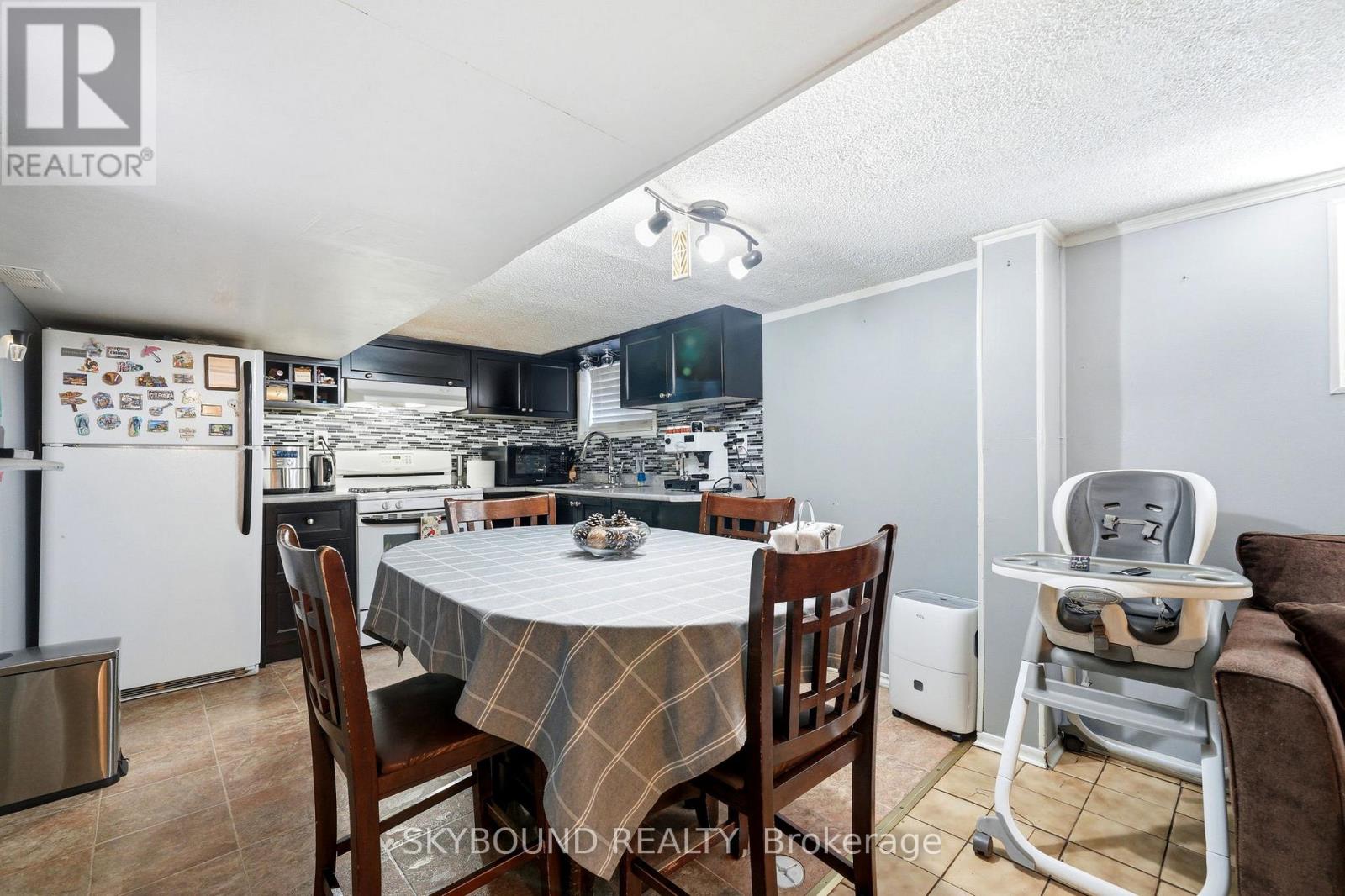 90 Ypres Road, Toronto, Ontario  M6M 1P3 - Photo 12 - W13224848