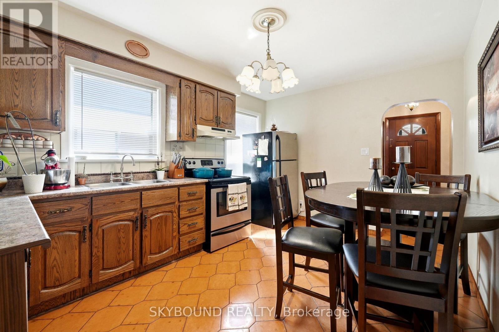 90 Ypres Road, Toronto, Ontario  M6M 1P3 - Photo 3 - W13224848