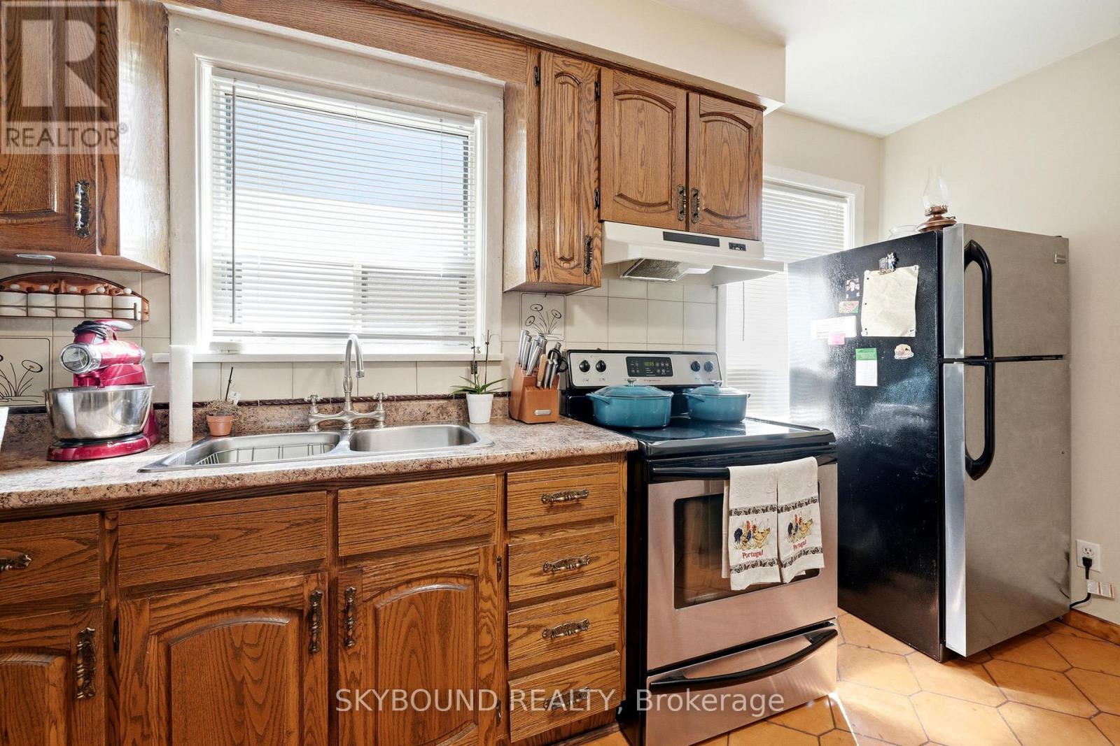 90 Ypres Road, Toronto, Ontario  M6M 1P3 - Photo 4 - W13224848
