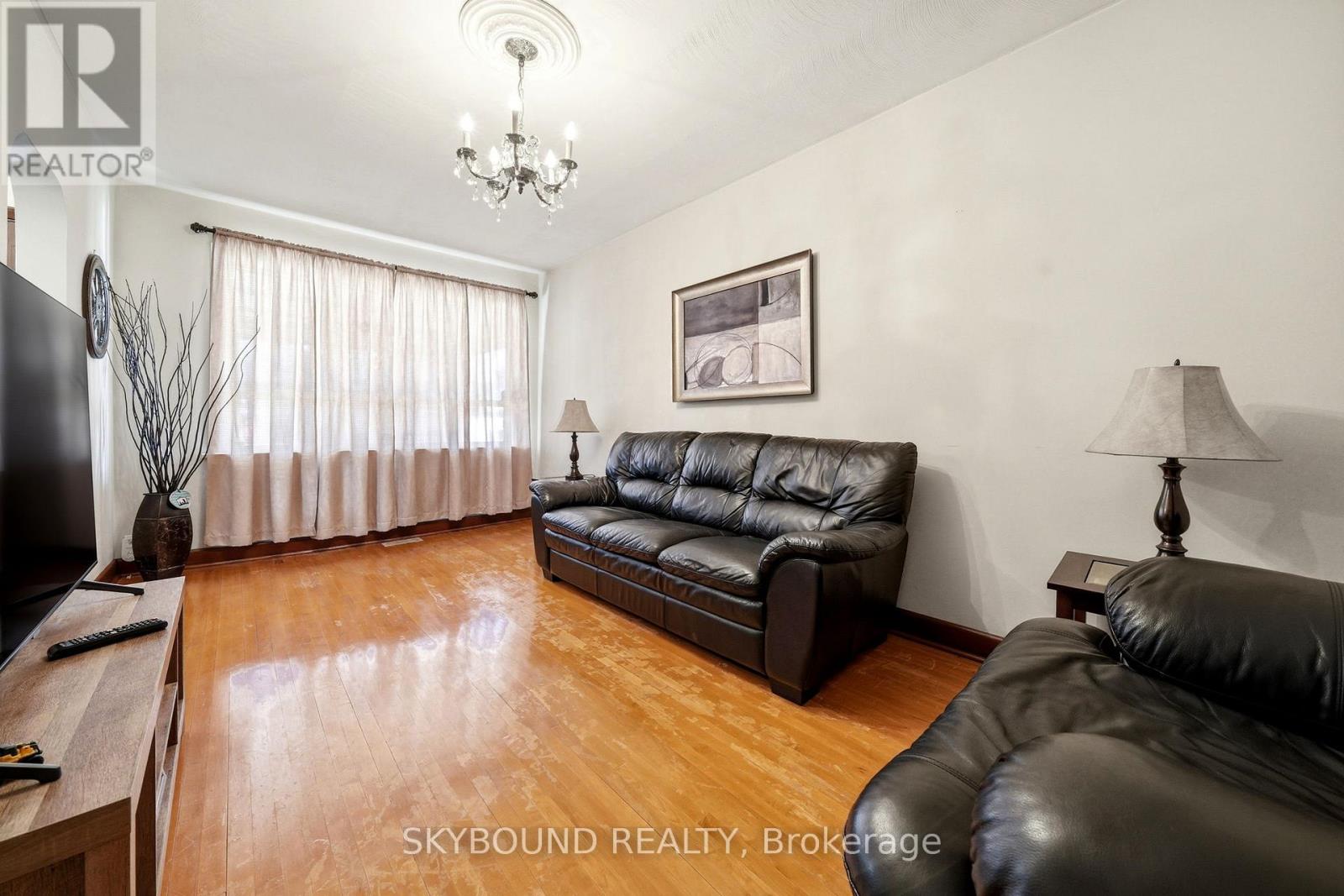 90 Ypres Road, Toronto, Ontario  M6M 1P3 - Photo 5 - W13224848