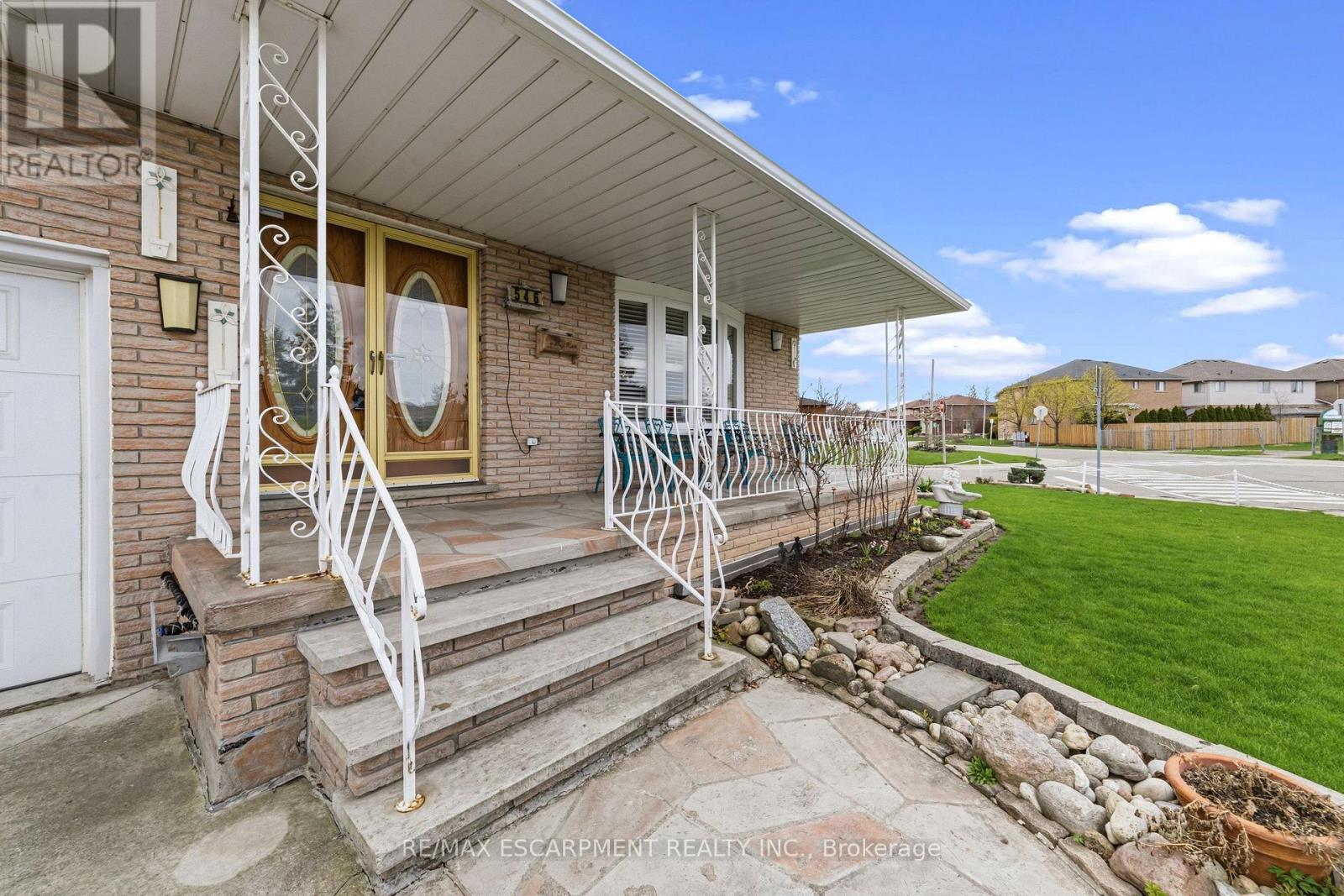 546 Dicenzo Drive, Hamilton, Ontario  L9C 2C3 - Photo 3 - X13224892