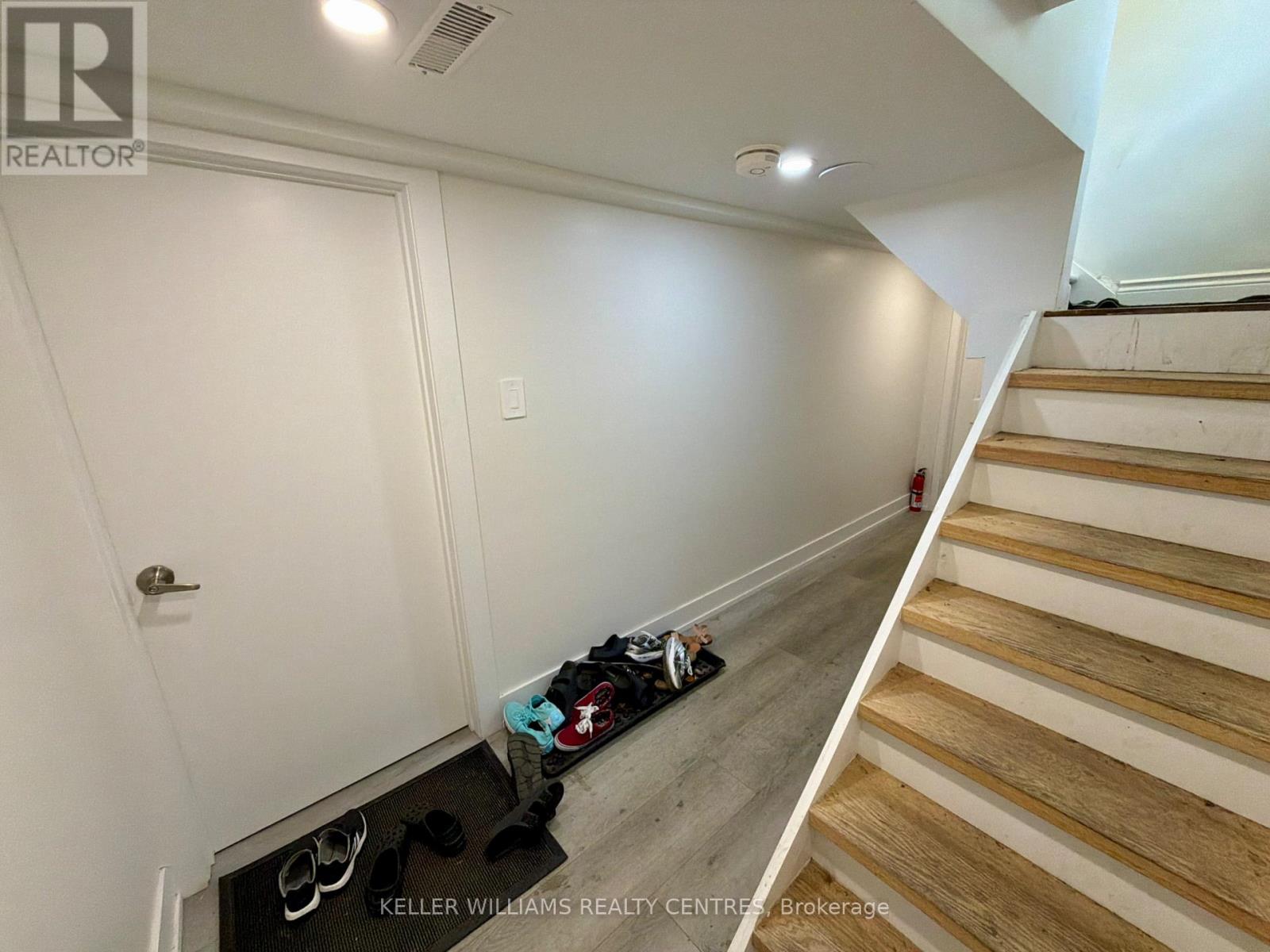 Lower - 9 Sanderson Road, Toronto, Ontario  M9V 1C6 - Photo 4 - W13162834