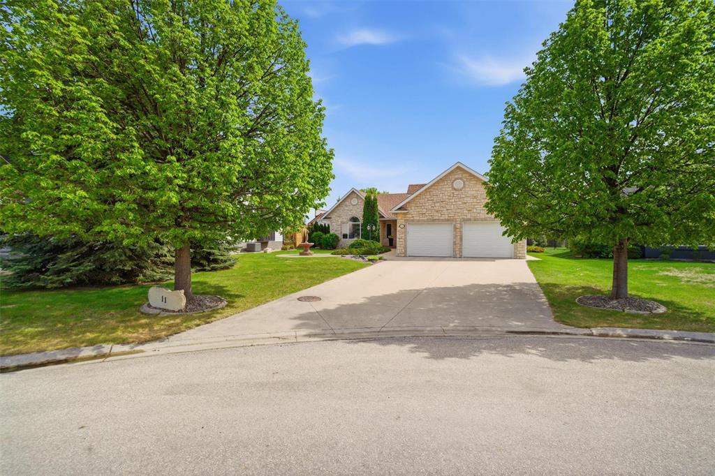 11 Parkwood Cove, Steinbach, Manitoba R5G 2G2 - Photo 1 - 202612072