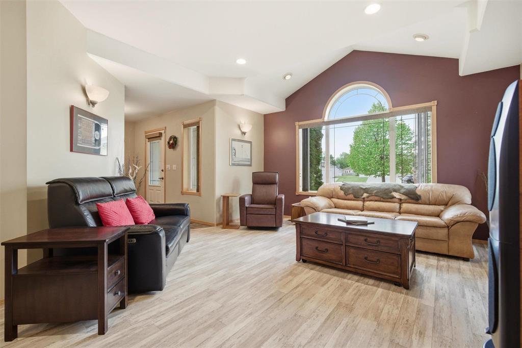 11 Parkwood Cove, Steinbach, Manitoba R5G 2G2 - Photo 8 - 202612072