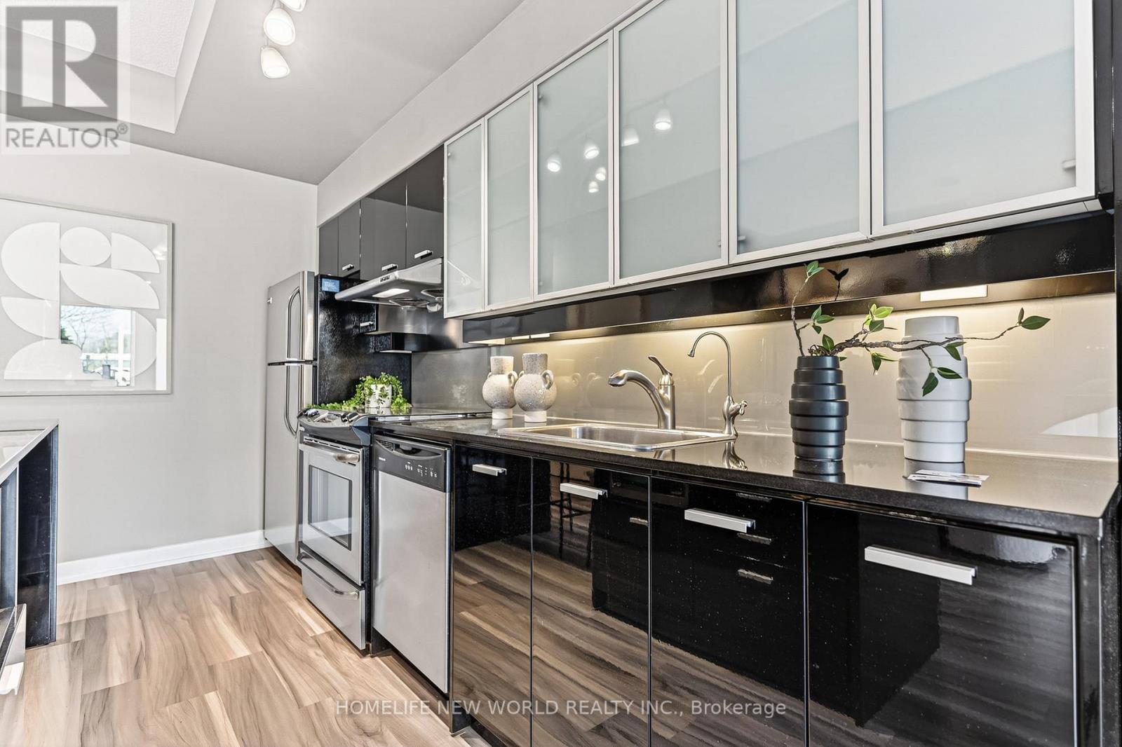Th2 - 19 Singer Court, Toronto, Ontario  M2K 0B2 - Photo 9 - C13101586