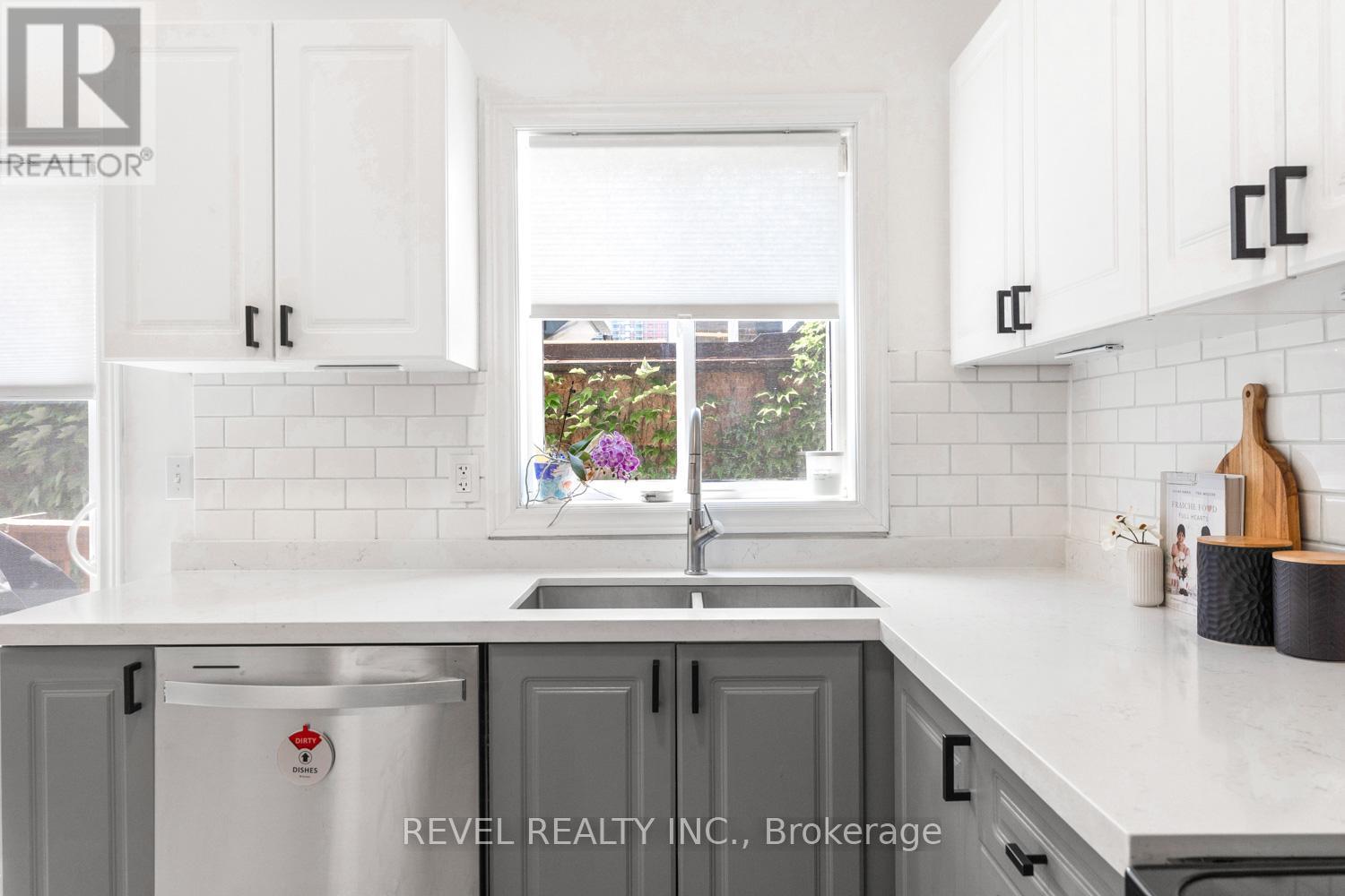 8 Grogan Mews, Toronto, Ontario  M6H 4J9 - Photo 12 - W13224960