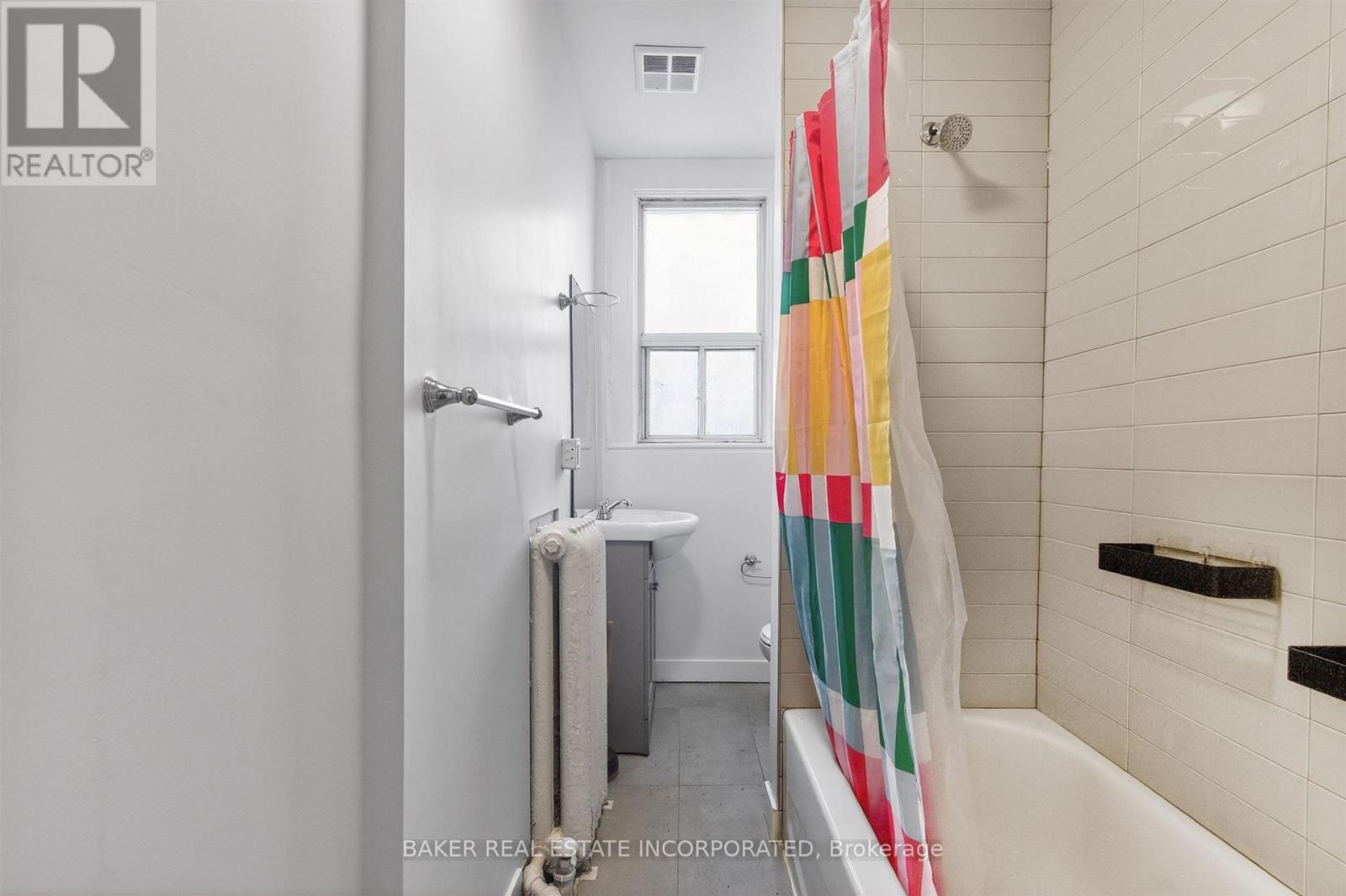 2 - 922 Queen Street E, Toronto, Ontario  M4M 1J5 - Photo 17 - E13225114