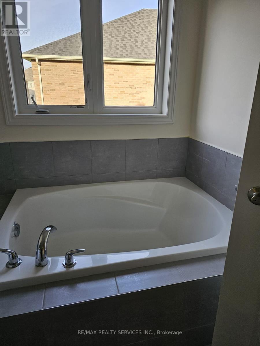 32 Donald Stewart Road, Brampton, Ontario  L7A 5J8 - Photo 12 - W13225246