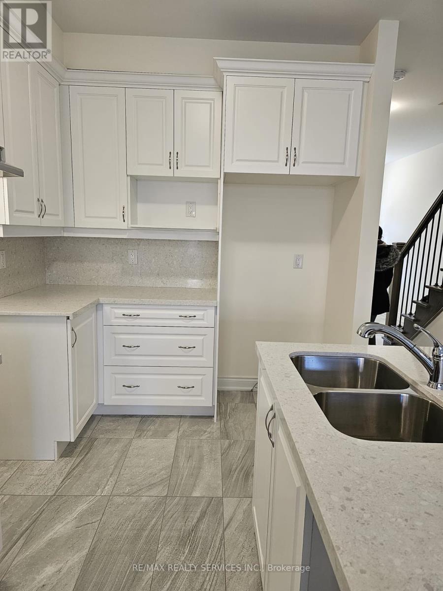32 Donald Stewart Road, Brampton, Ontario  L7A 5J8 - Photo 4 - W13225246