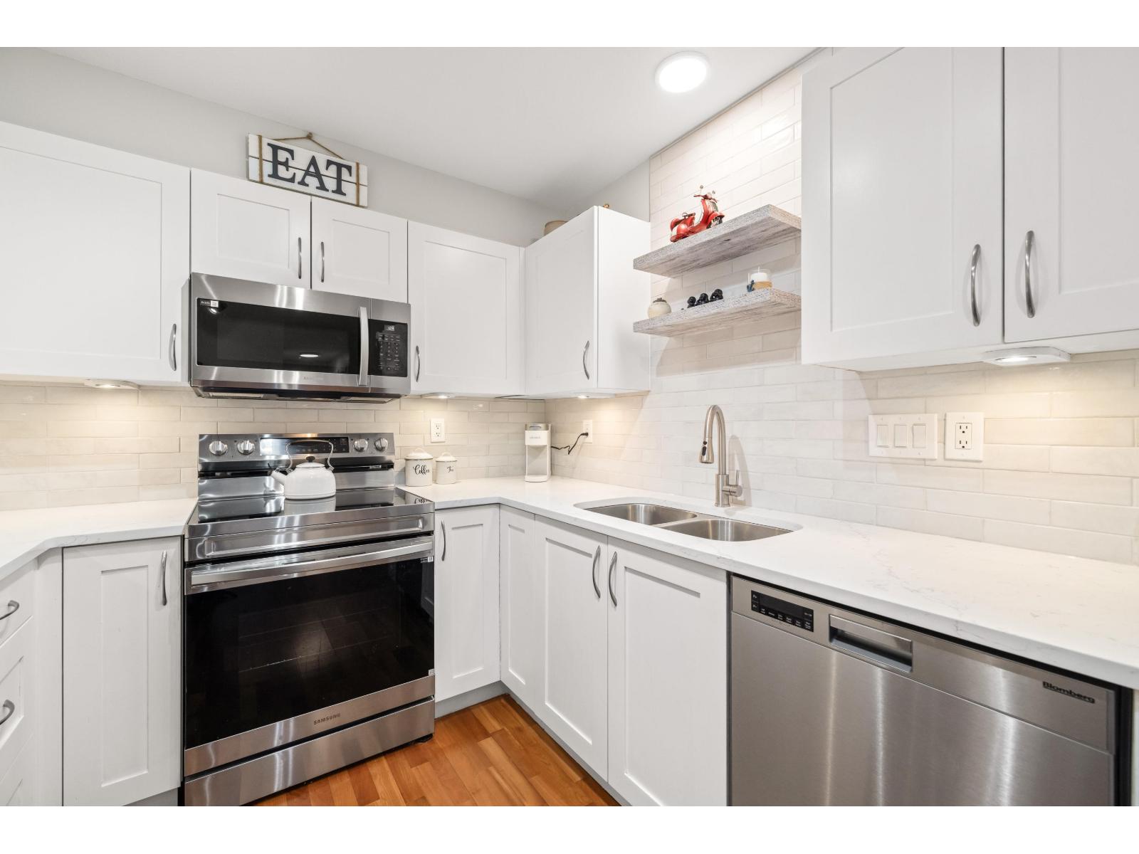 403 15621 Marine Drive, White Rock, British Columbia  V4B 1E1 - Photo 1 - R3112020