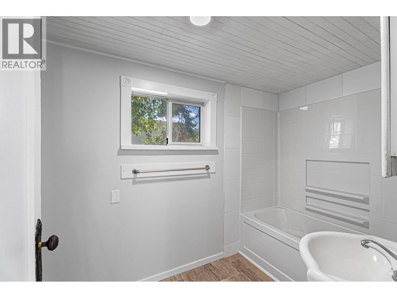 2438 Jackson Avenue, Merritt, British Columbia  V1K 1B8 - Photo 12 - 10379847