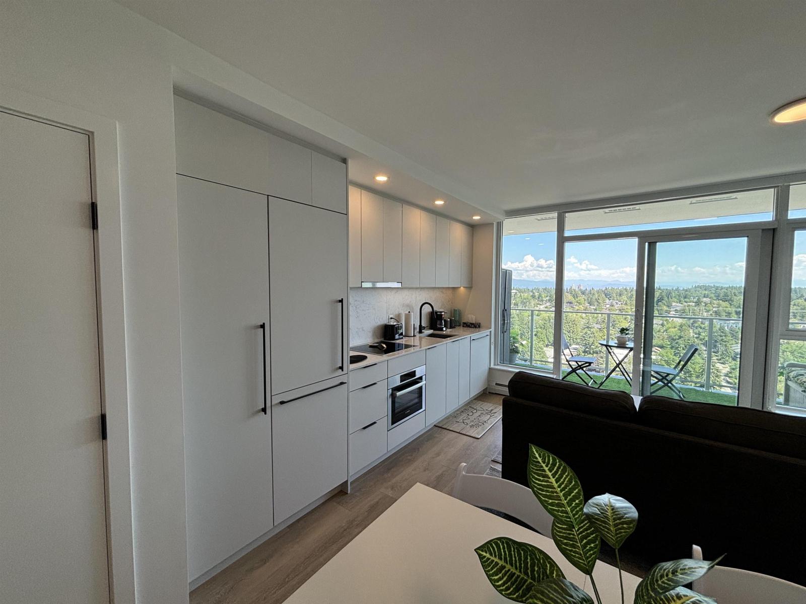 2403 13685 102 AVENUE, surrey, British Columbia