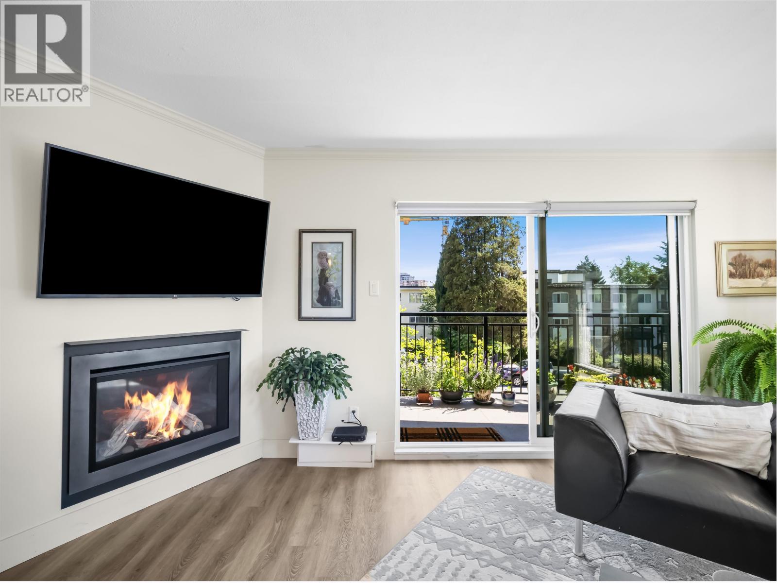 202 134 W 20th Street, North Vancouver, British Columbia  V7M 1Y4 - Photo 2 - R3130543