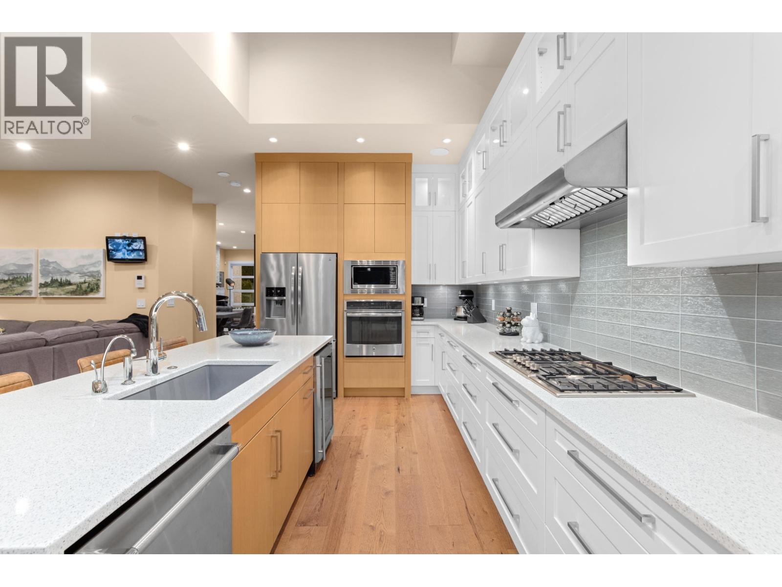 315 E 20th Street, North Vancouver, British Columbia  V7L 3A8 - Photo 12 - R3130448