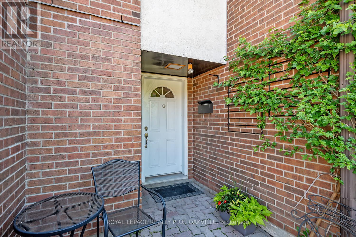 51 - 1051 Cedarglen Gate, Mississauga, Ontario  L5C 3A7 - Photo 2 - W13225558