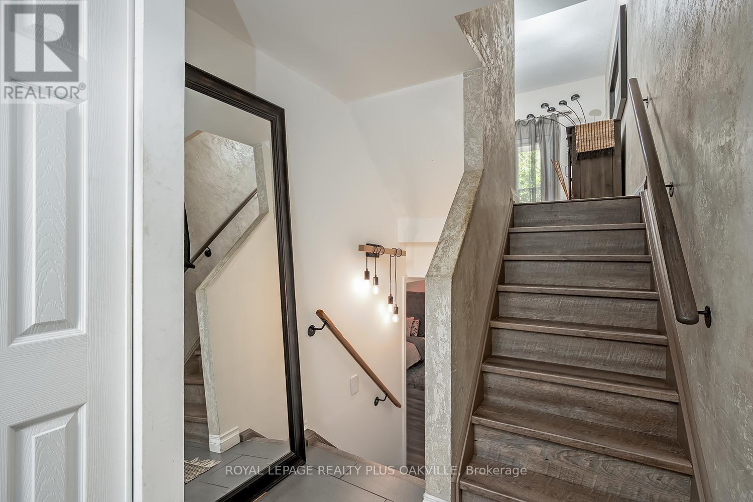 51 - 1051 Cedarglen Gate, Mississauga, Ontario  L5C 3A7 - Photo 3 - W13225558