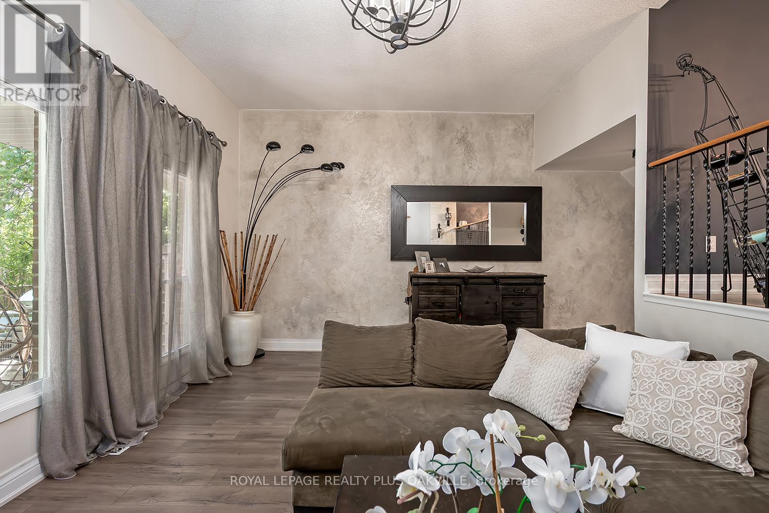 51 - 1051 Cedarglen Gate, Mississauga, Ontario  L5C 3A7 - Photo 7 - W13225558