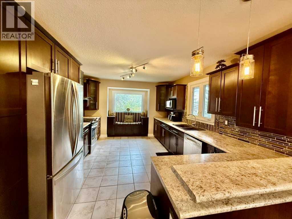 147 Seabolt Crescent, Hinton, Alberta  T7V 1K4 - Photo 5 - A2313417