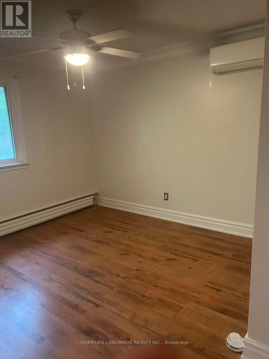 Upper - 213 Kenilworth Avenue, Toronto, Ontario  M4L 3S7 - Photo 10 - E13036614