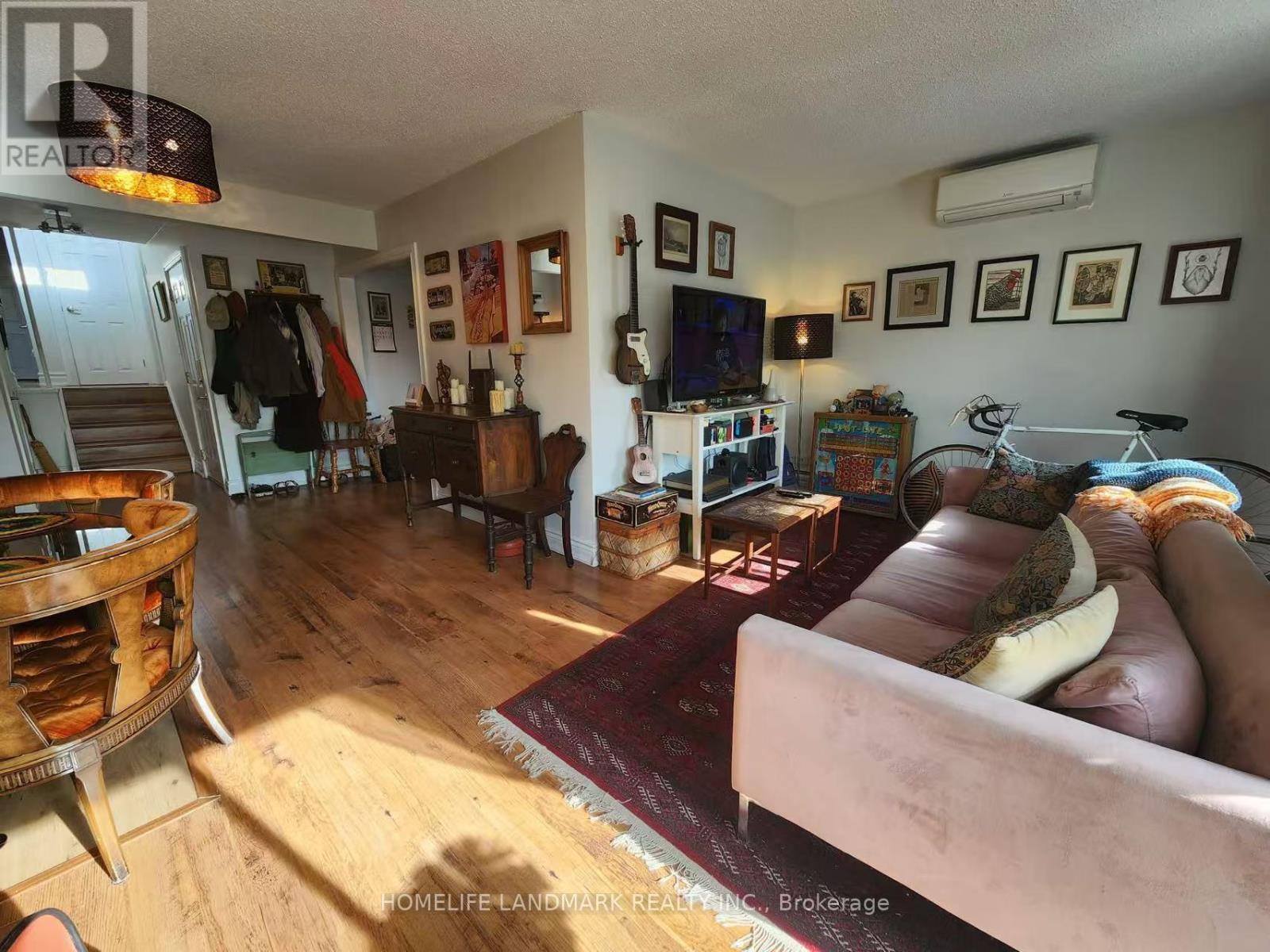 Upper - 213 Kenilworth Avenue, Toronto, Ontario  M4L 3S7 - Photo 2 - E13036614