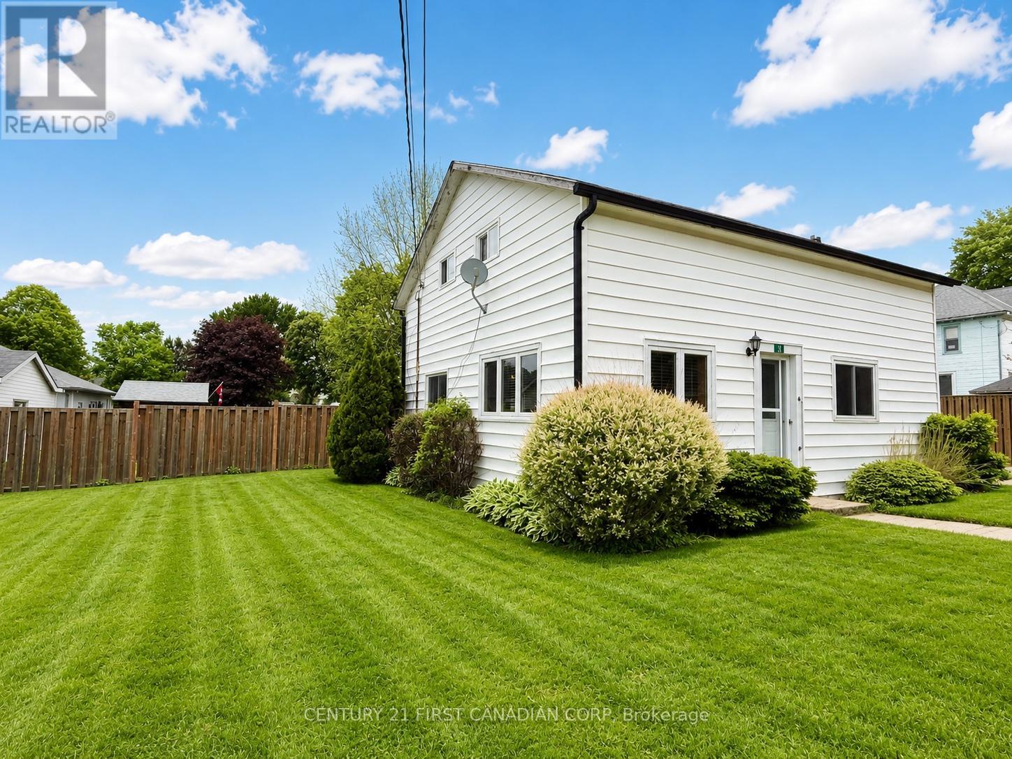 3 Ward Street N, Lambton Shores, Ontario  N0M 1B0 - Photo 2 - X13225650