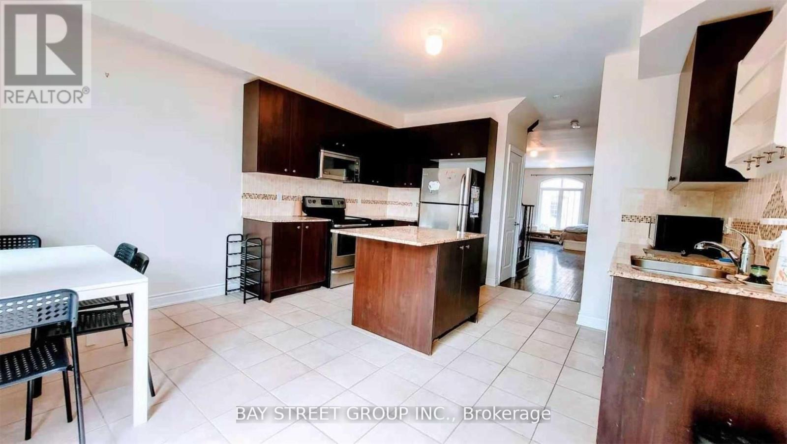 9 Strawflower Mews, Toronto, Ontario  M2N 0E8 - Photo 4 - C13225280