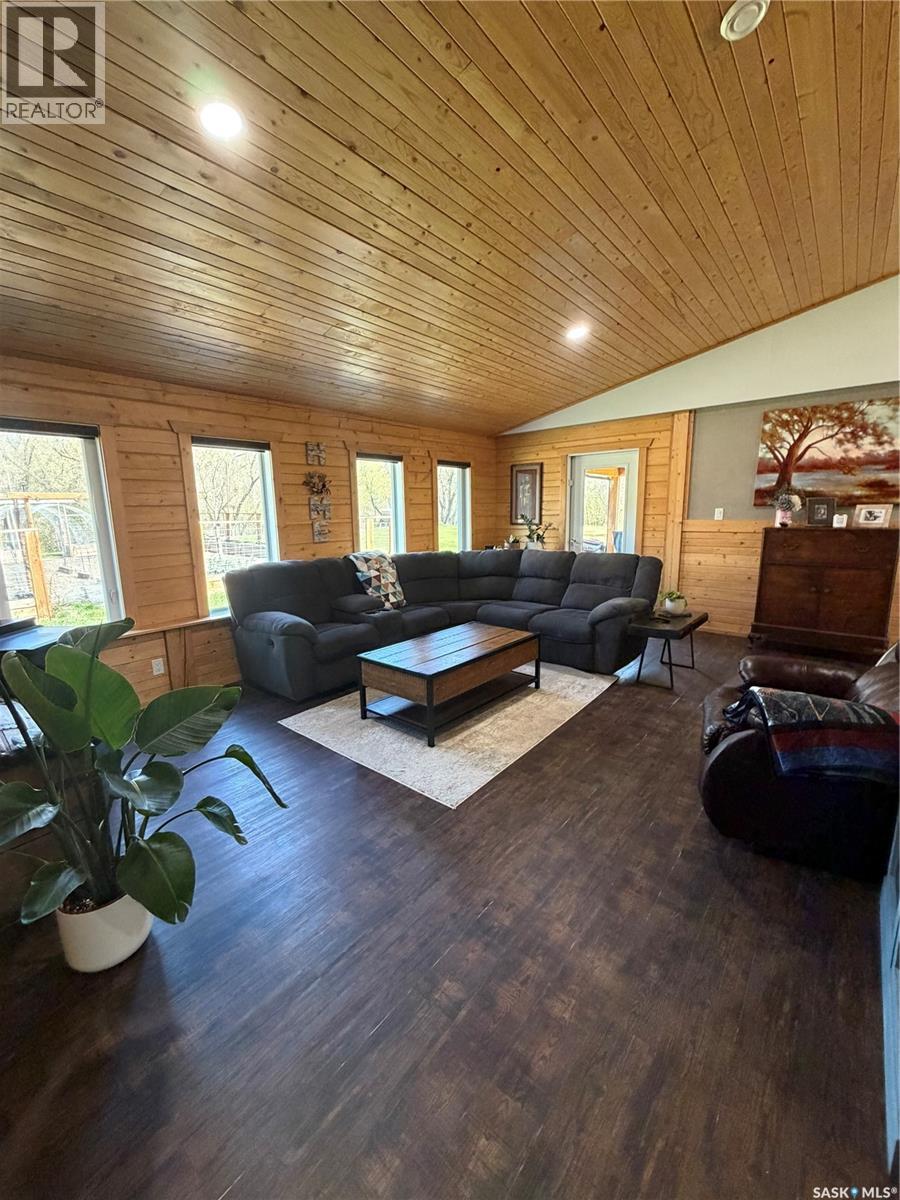 Acreage & Home W/detached In Law 2 Bedroom Suite, Hudson Bay Rm No. 394, Saskatchewan  S0E 0Y0 - Photo 11 - SK037023