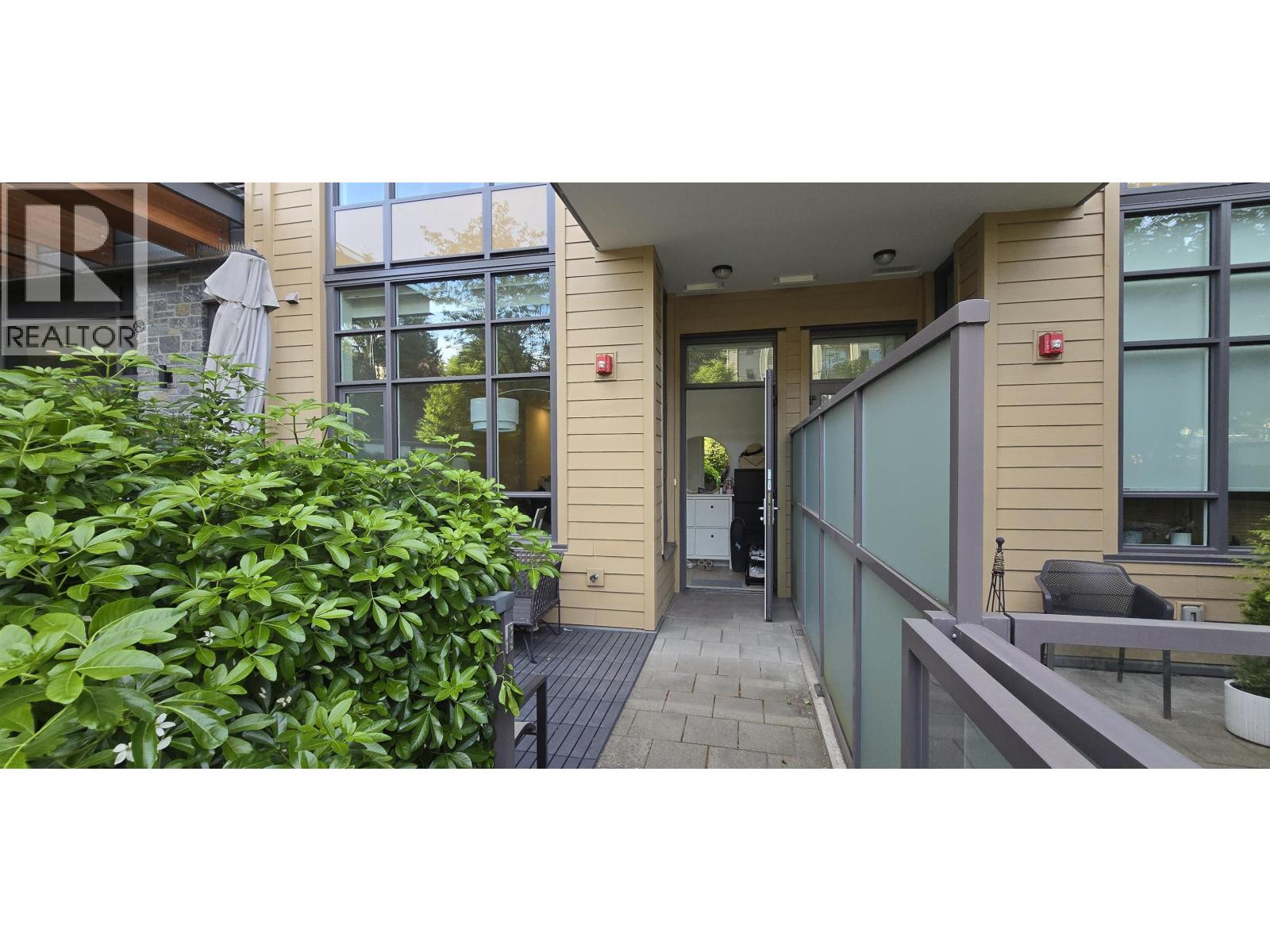 1208 27th Street, North Vancouver, British Columbia  V7L 1X2 - Photo 3 - R3130743