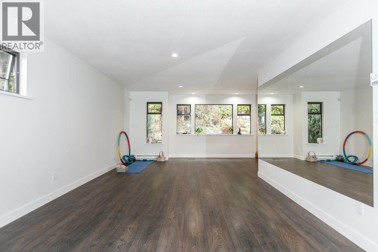 5240 Malaspina Place, North Vancouver, British Columbia  V7R 4M1 - Photo 12 - R3130671