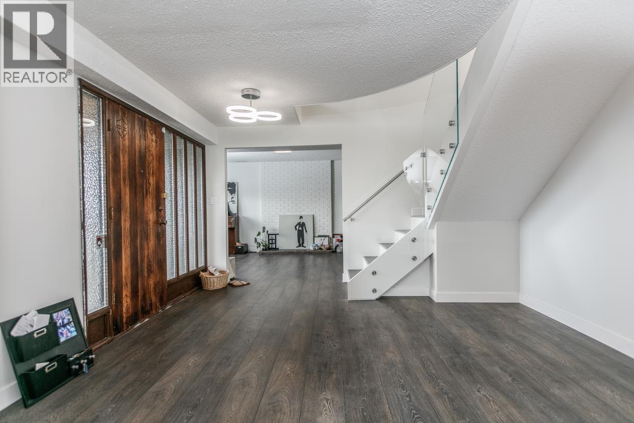 5240 Malaspina Place, North Vancouver, British Columbia  V7R 4M1 - Photo 5 - R3130671