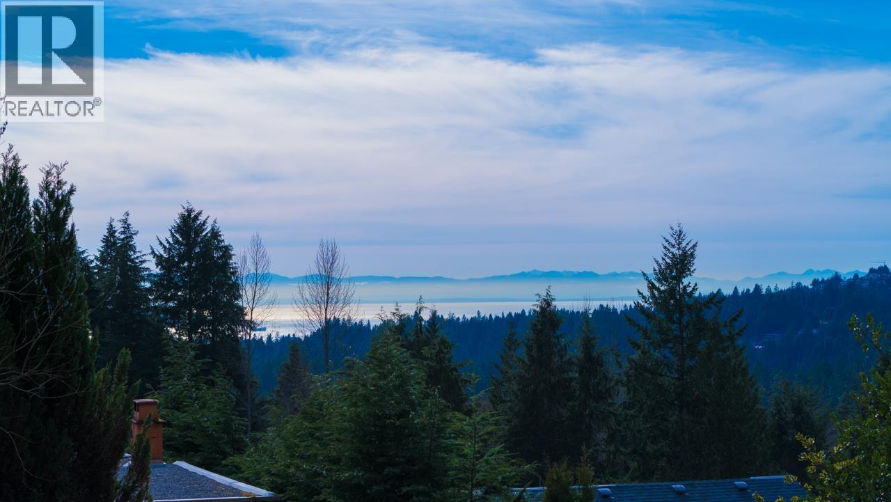 5240 Malaspina Place, North Vancouver, British Columbia  V7R 4M1 - Photo 2 - R3130671