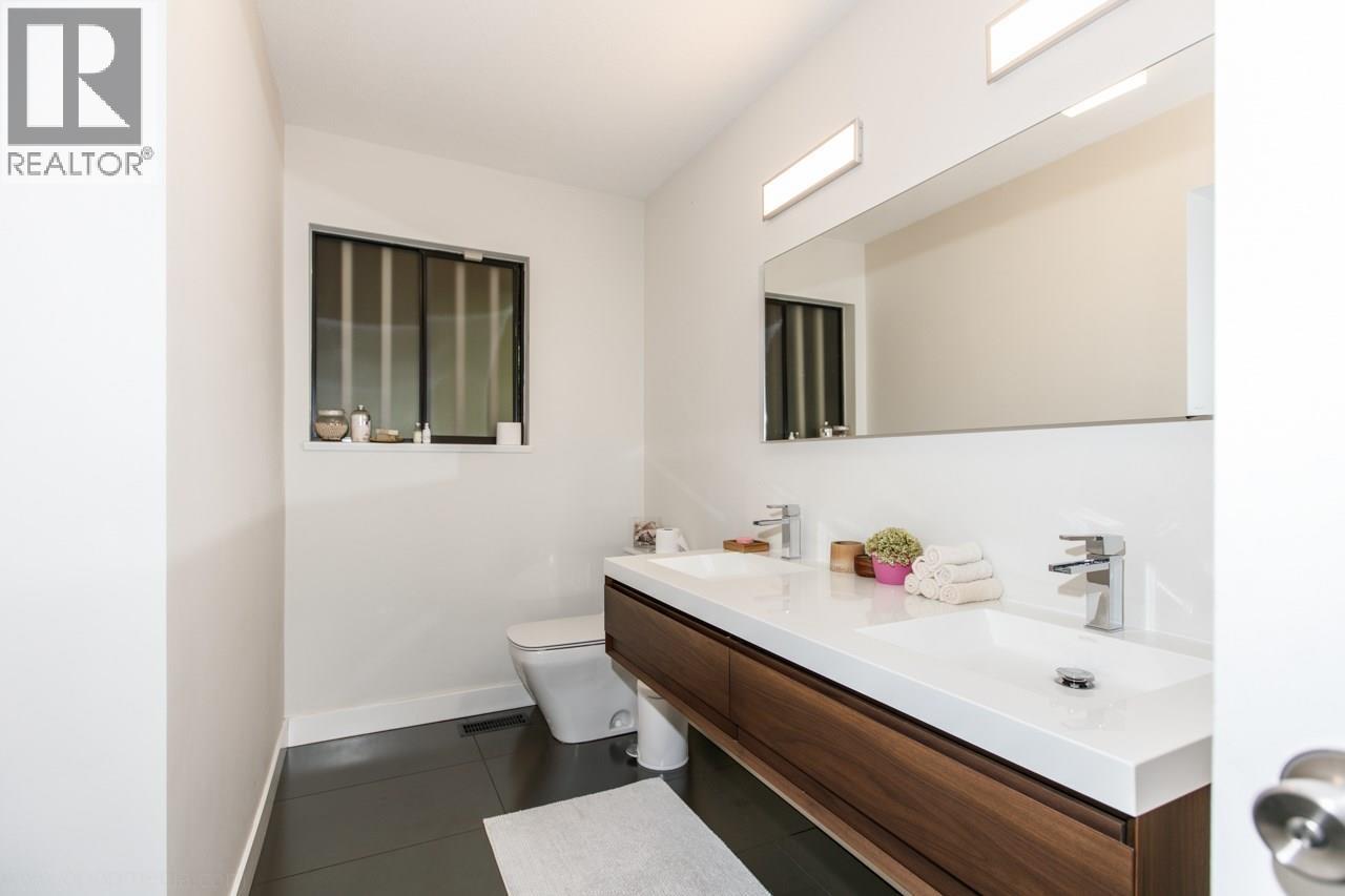 5240 Malaspina Place, North Vancouver, British Columbia  V7R 4M1 - Photo 11 - R3130671