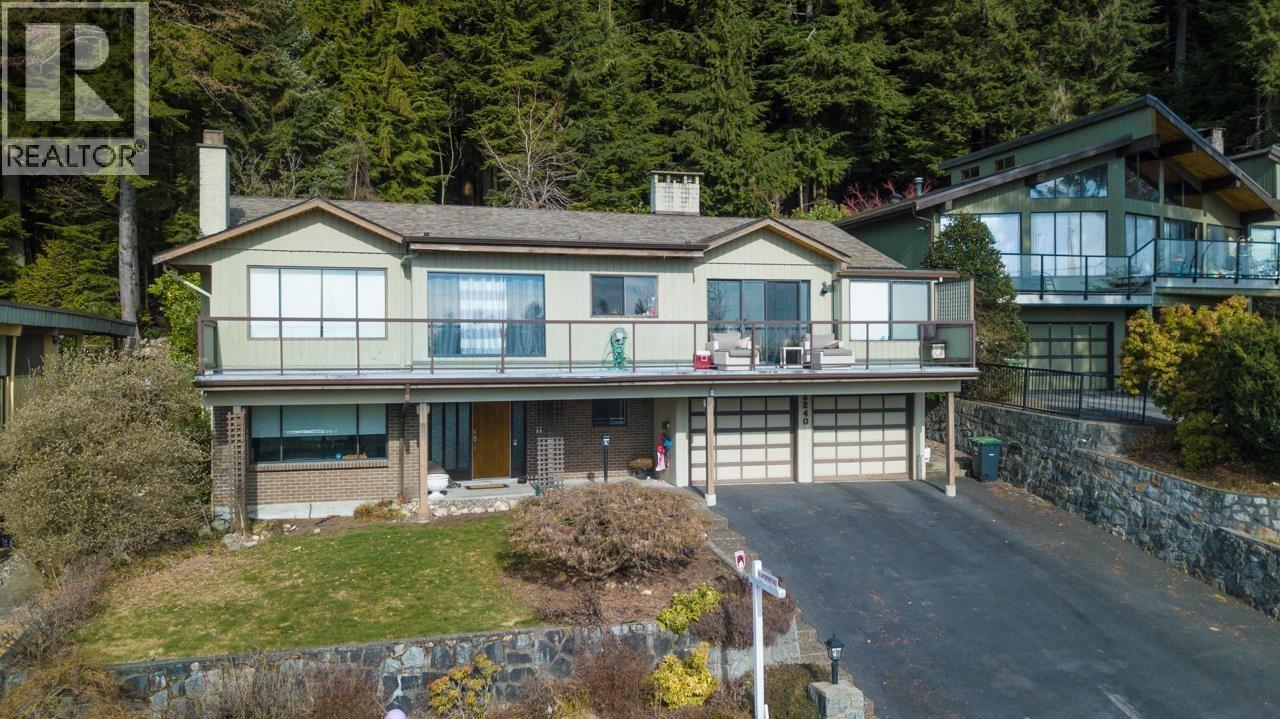 5240 Malaspina Place, North Vancouver, British Columbia  V7R 4M1 - Photo 4 - R3130671